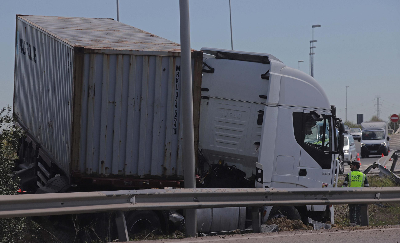 Fotos del camión accidentado en la A-381 a la altura de Puente Romano