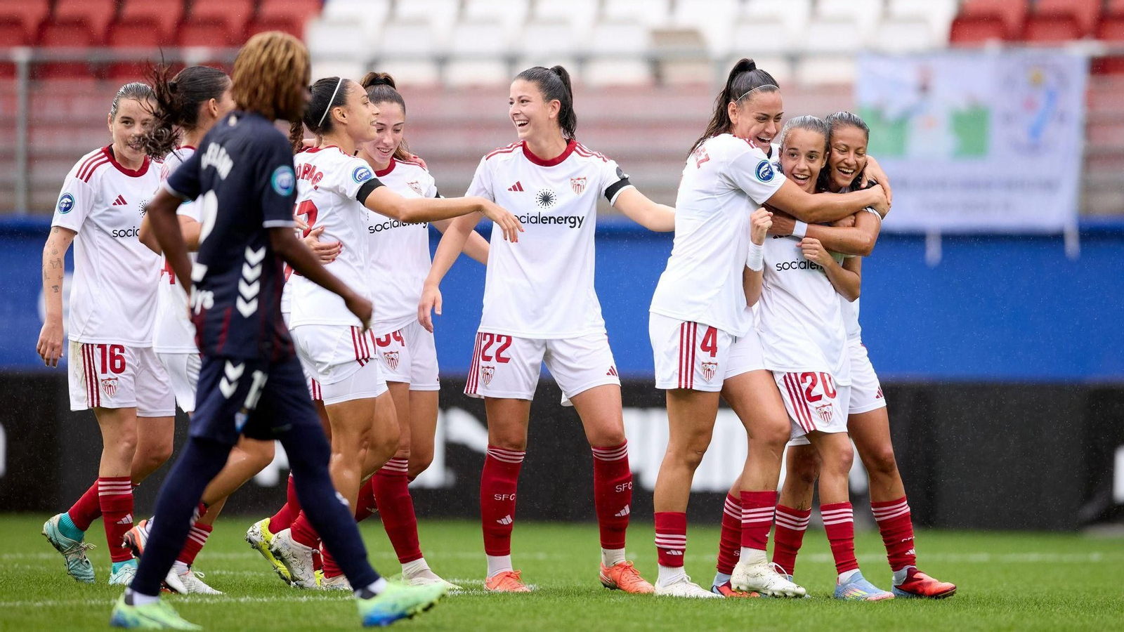 Las jugadoras del Sevilla Femenino celebran el gol de Rosa Márquez.