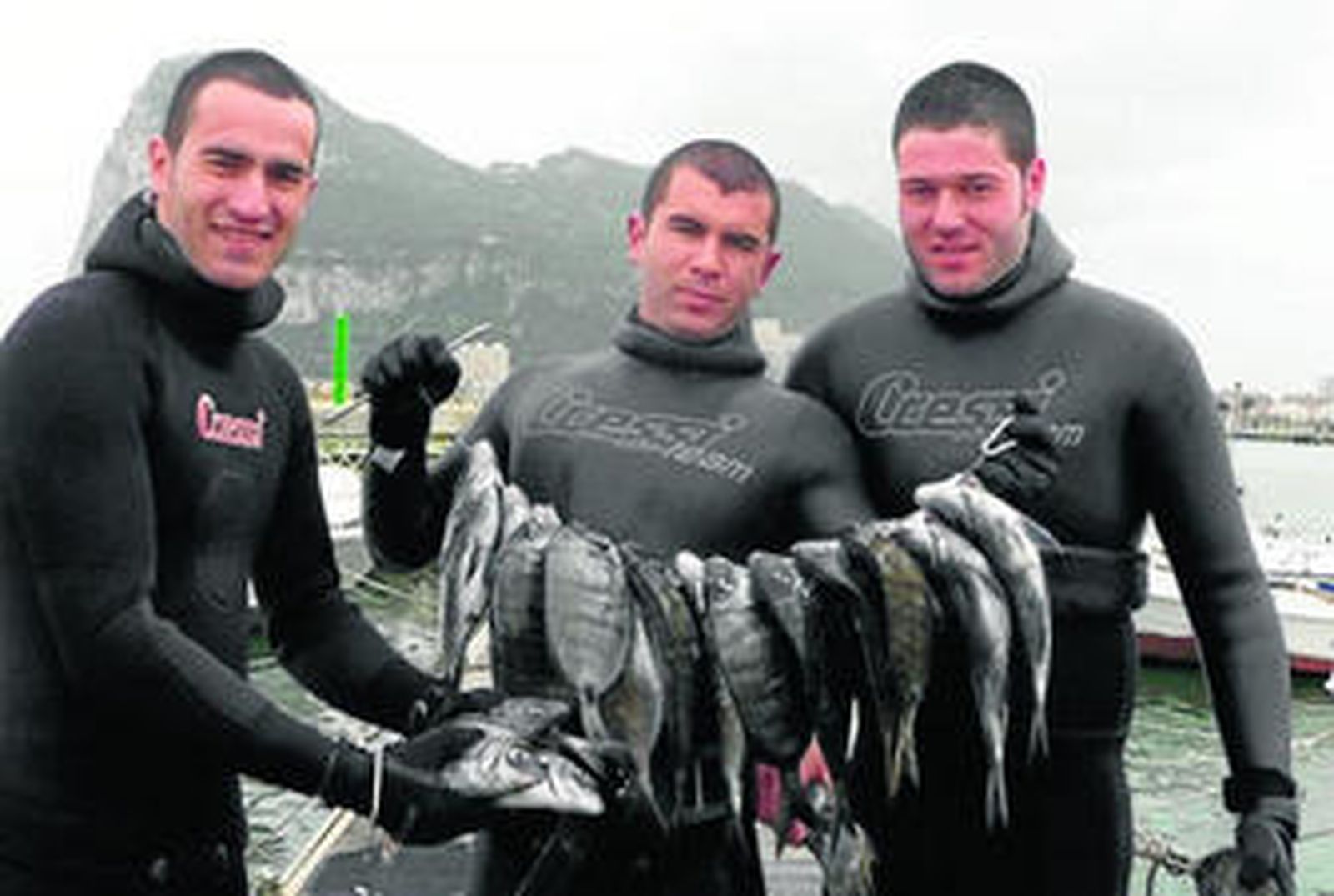 Miembros del Club Moybas tras la competición contra el equipo de pesca submarina de Gibraltar.