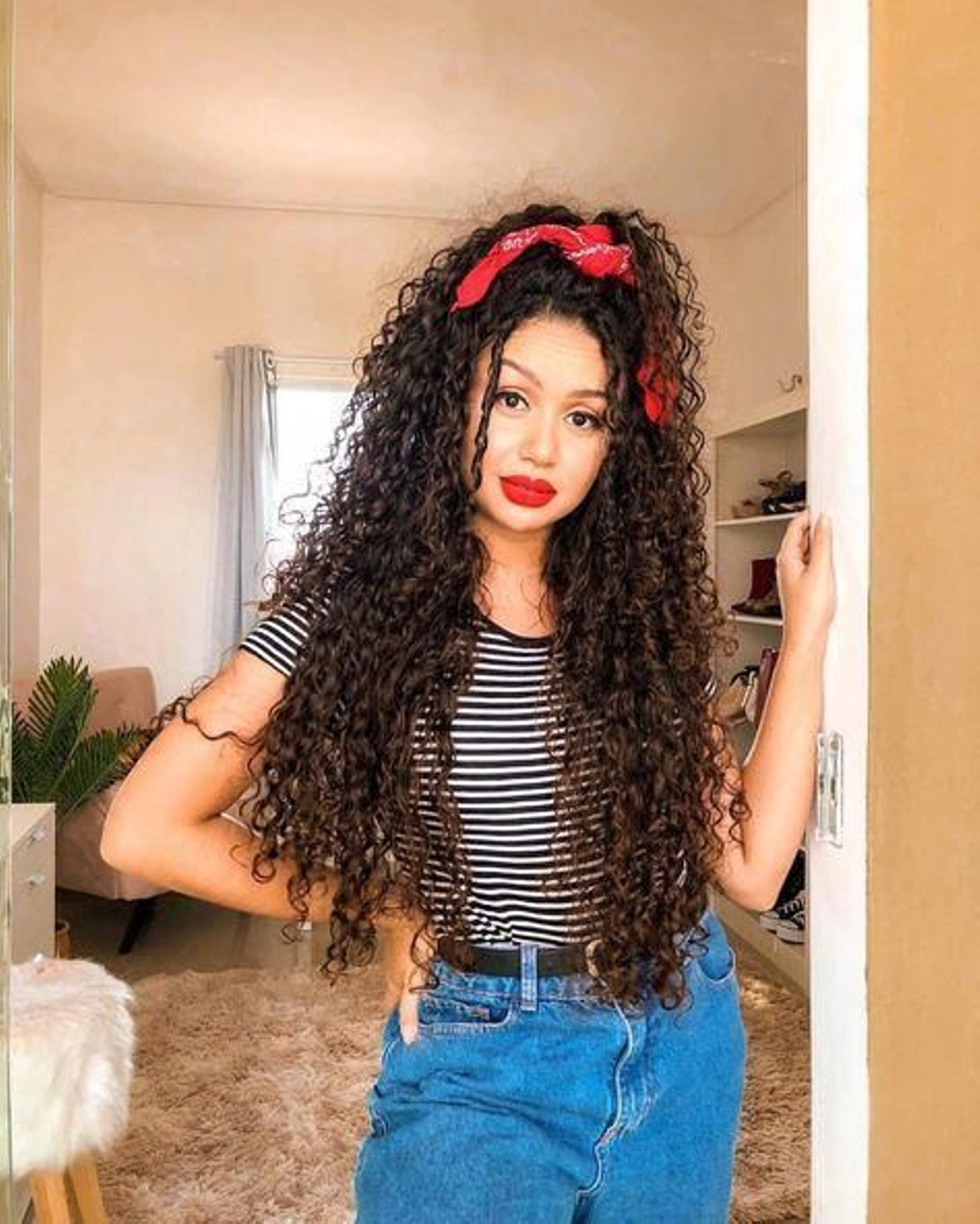 Peinados para pelo rizado fáciles y rápido para presumir de ondas este verano