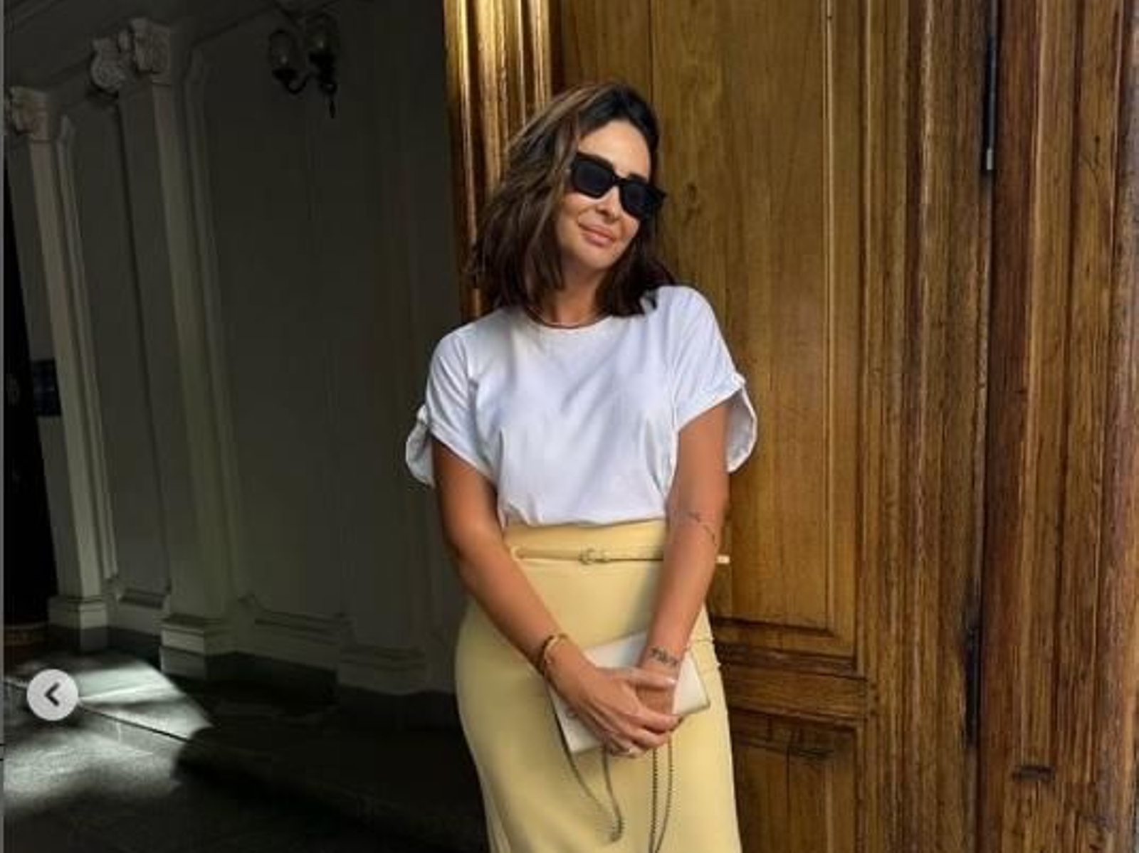 La camisa bordada de Mango que las bajitas llevarán como vestido con cinturón y botas altas.