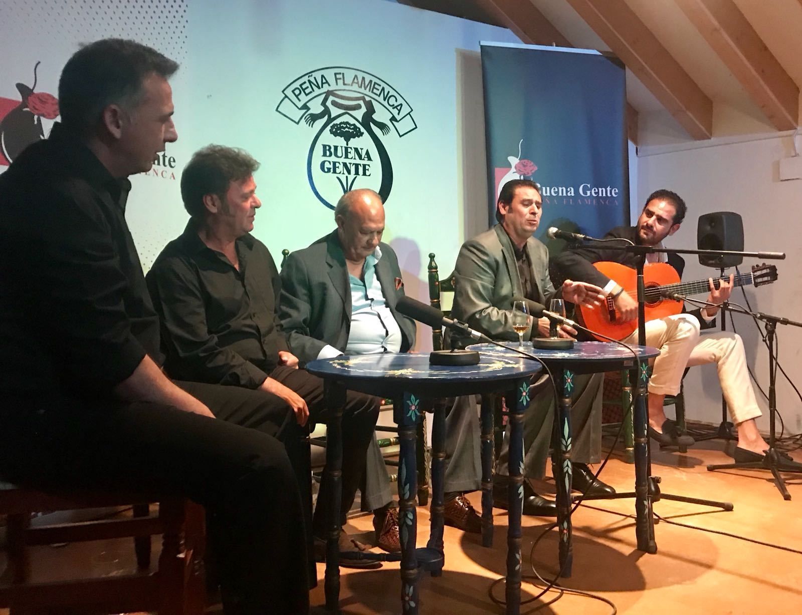 Un momento de la actuación de Barullo Moneo en la Peña Buena Gente el pasado viernes.