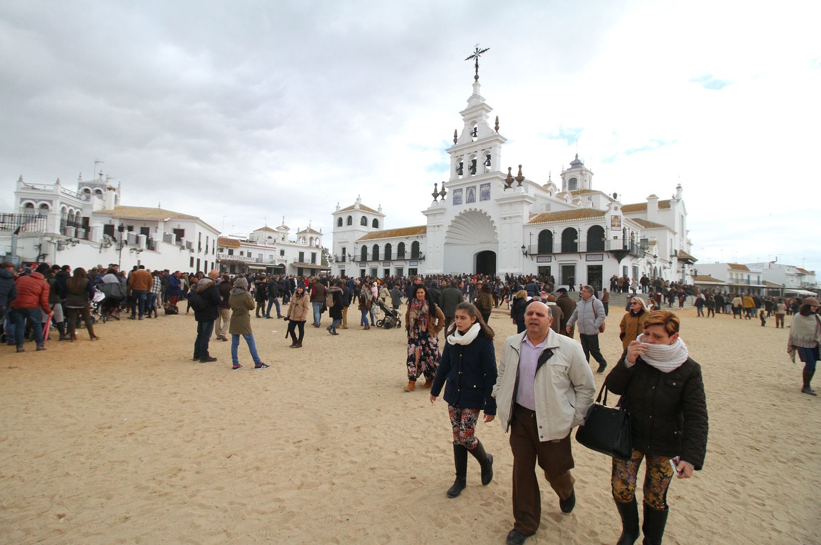 El Rocío celebra La Candelaria con la presentación de los niños a la Virgen, en imágenes