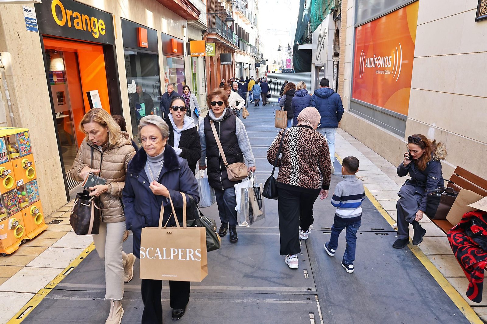 Imágenes del comienzo de las rebajas en Huelva