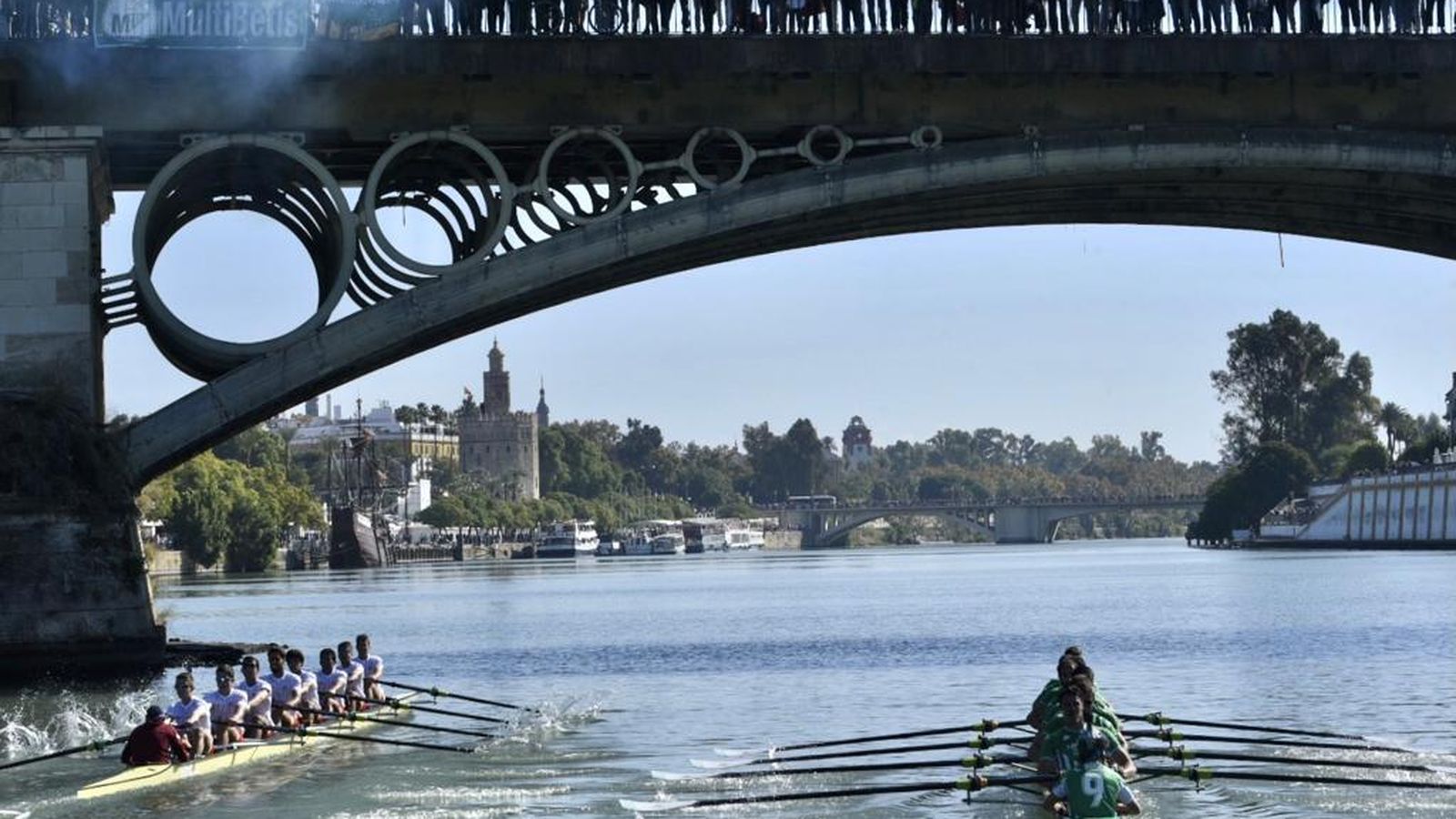 Momento de la prueba por el Puente de Triana.