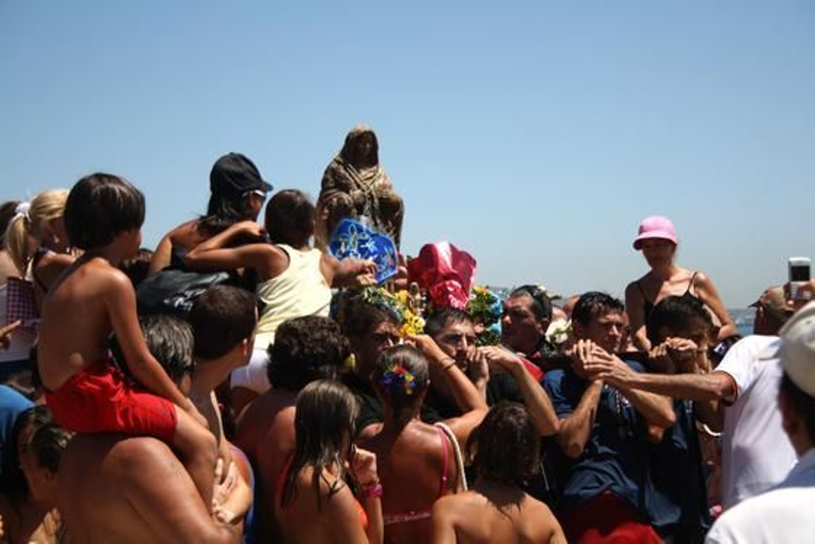 Miles de fieles recibieron con entusiasmo a la imagen en su llegada a la playa.

Foto: Fran Montes