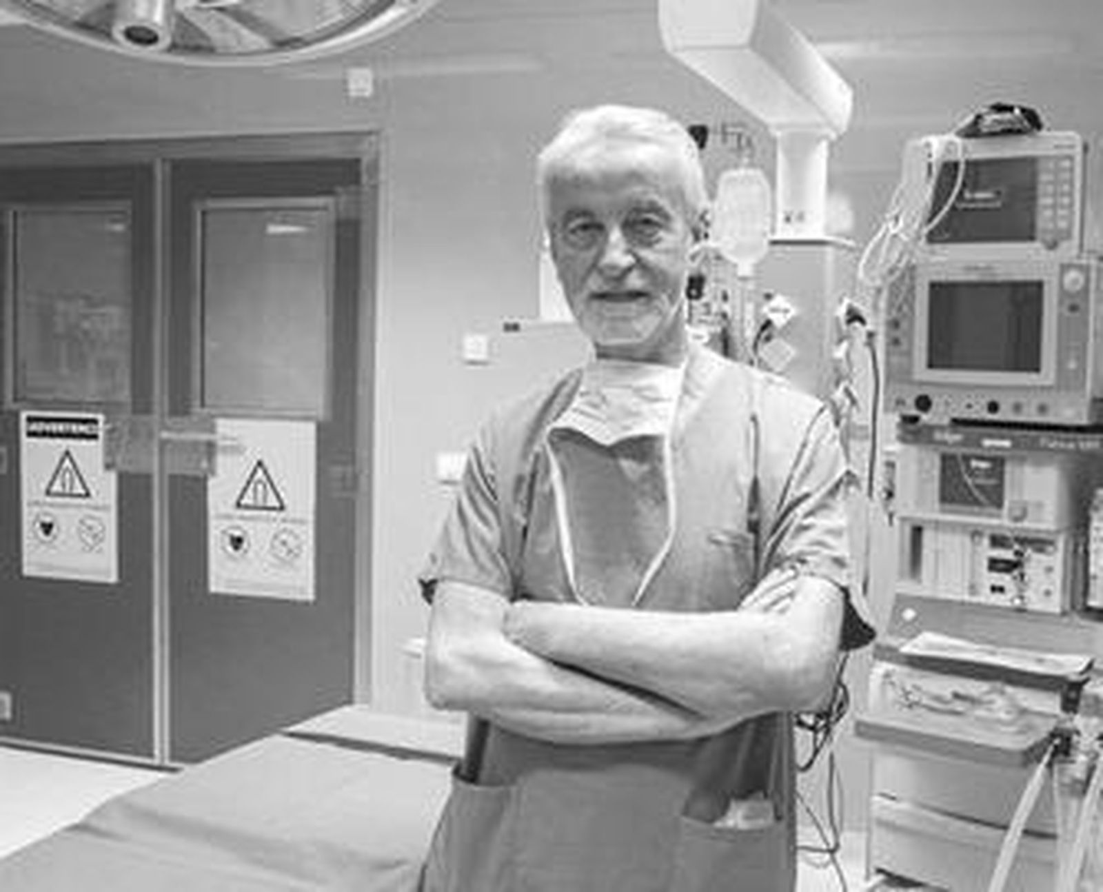 El doctor Francisco Trujillo Madroñal, en un quirófano del Hospital Quirónsalud Sagrado Corazón.