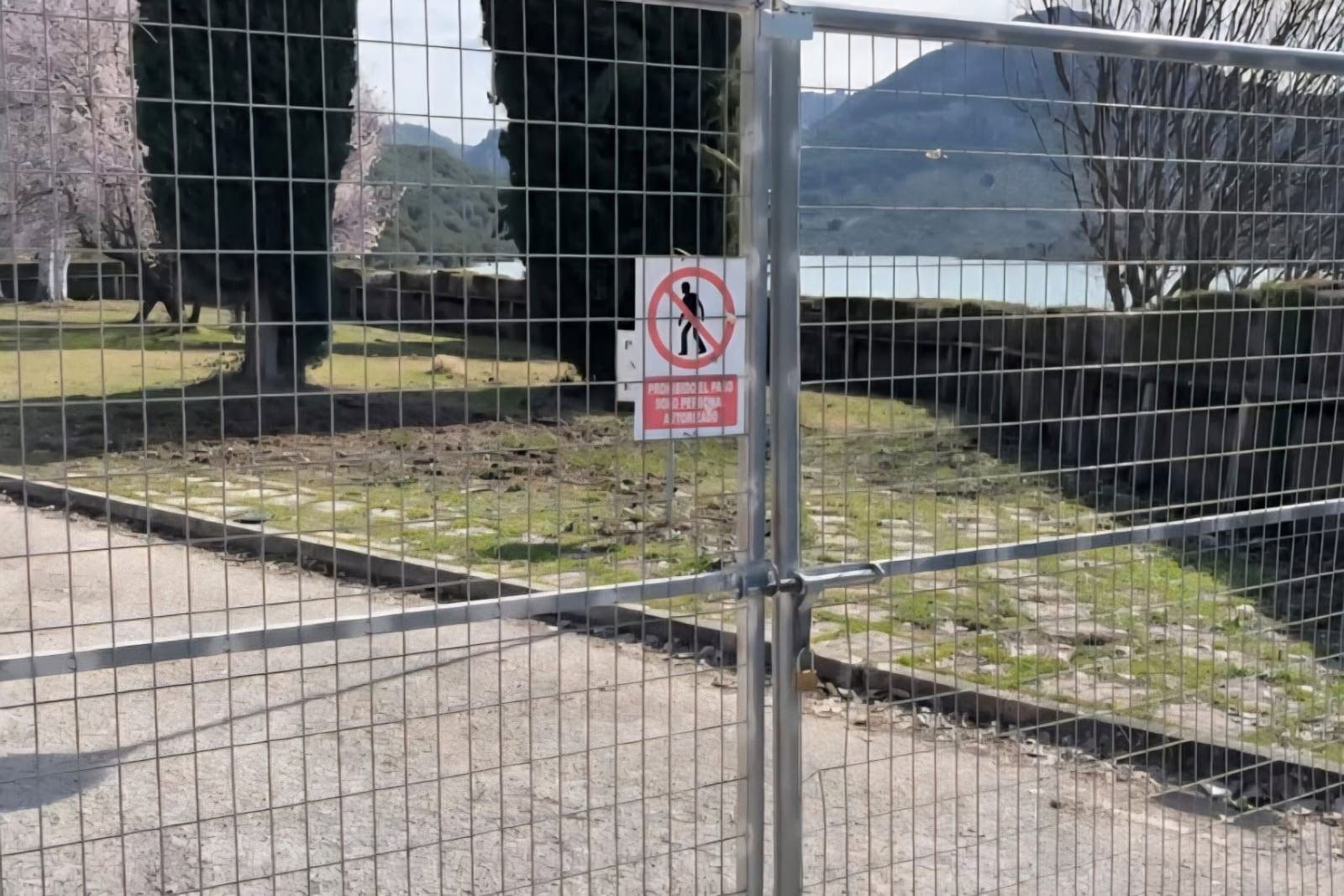 Valla que corta el acceso al mirador.