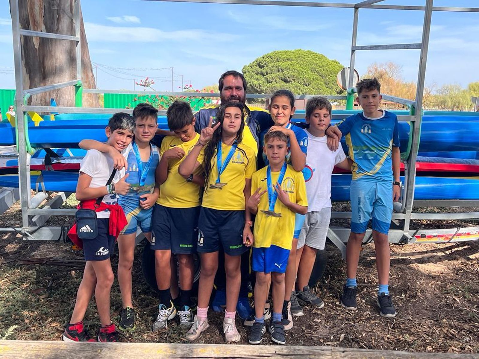 Representantes del club puntaumbrieño, con las medallas obtenidas en Cádiz.