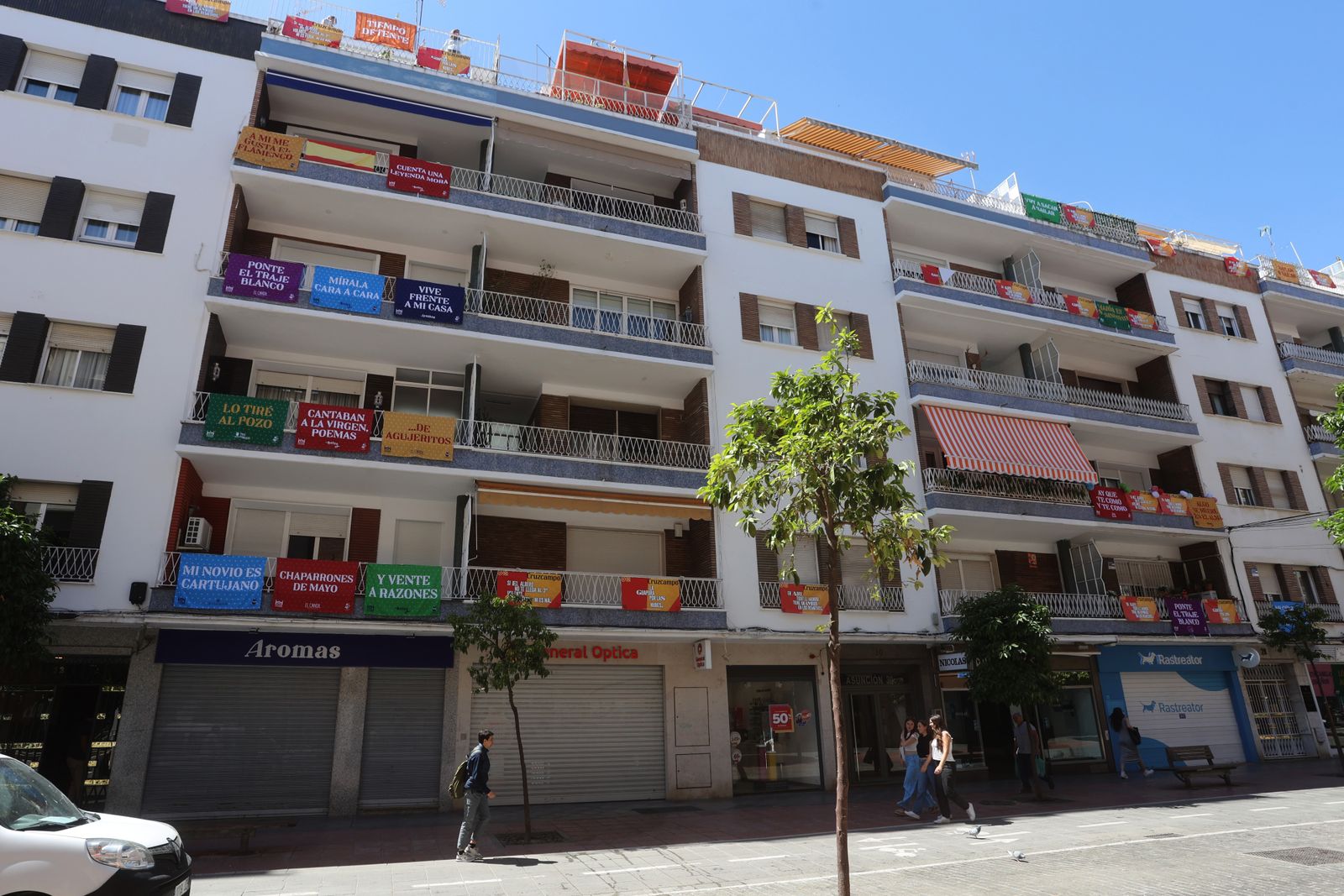 Banderolas y colgaduras en los balcones de Los Remedios