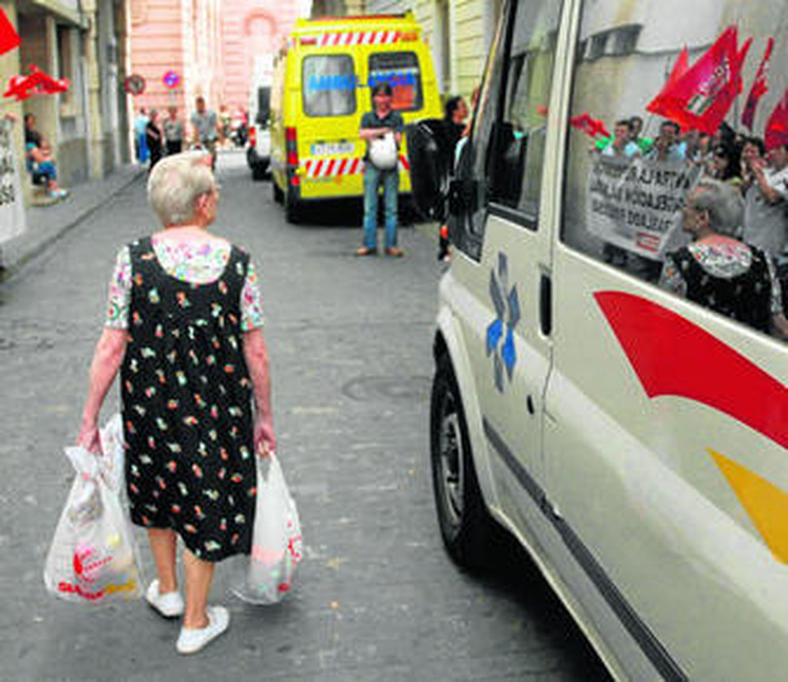 Una señora pasa por delante de la puerta del hospital de San Rafael.