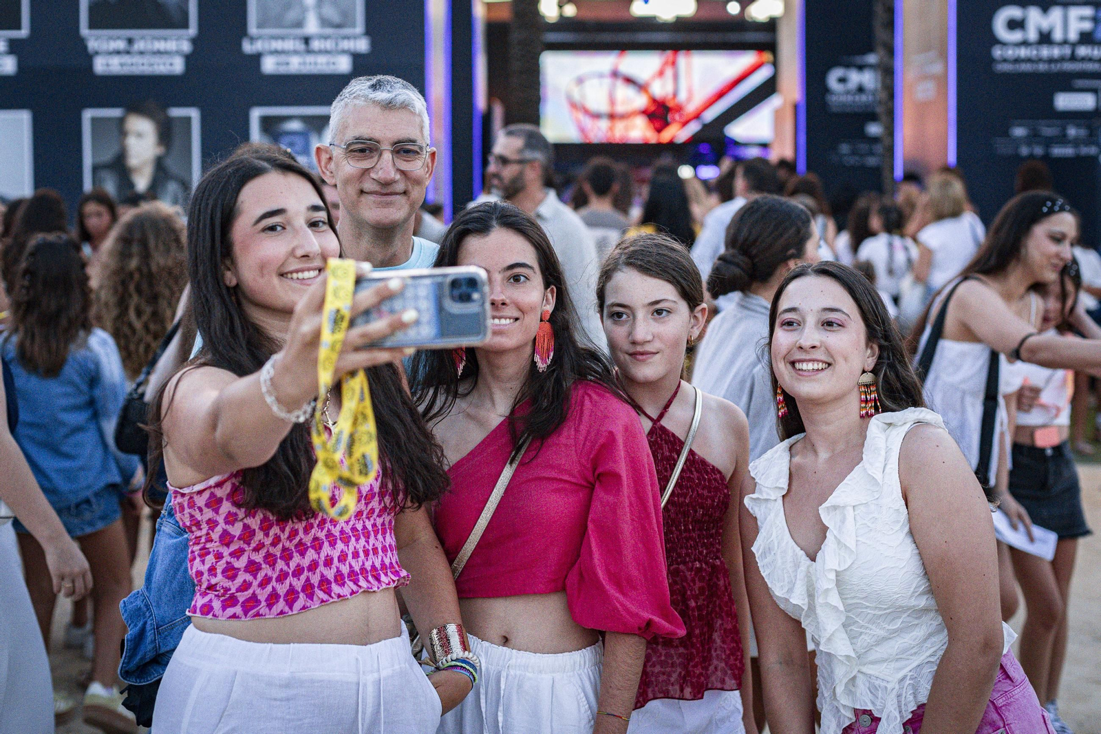 Búscate en el concierto de Emilia en el Concert Music Festival