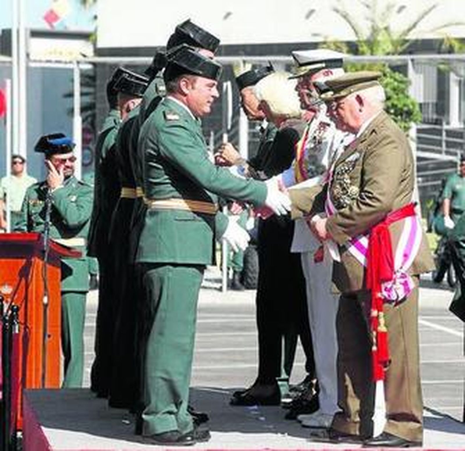 Algunos de los galardonados, tras recibir sus distinciones.