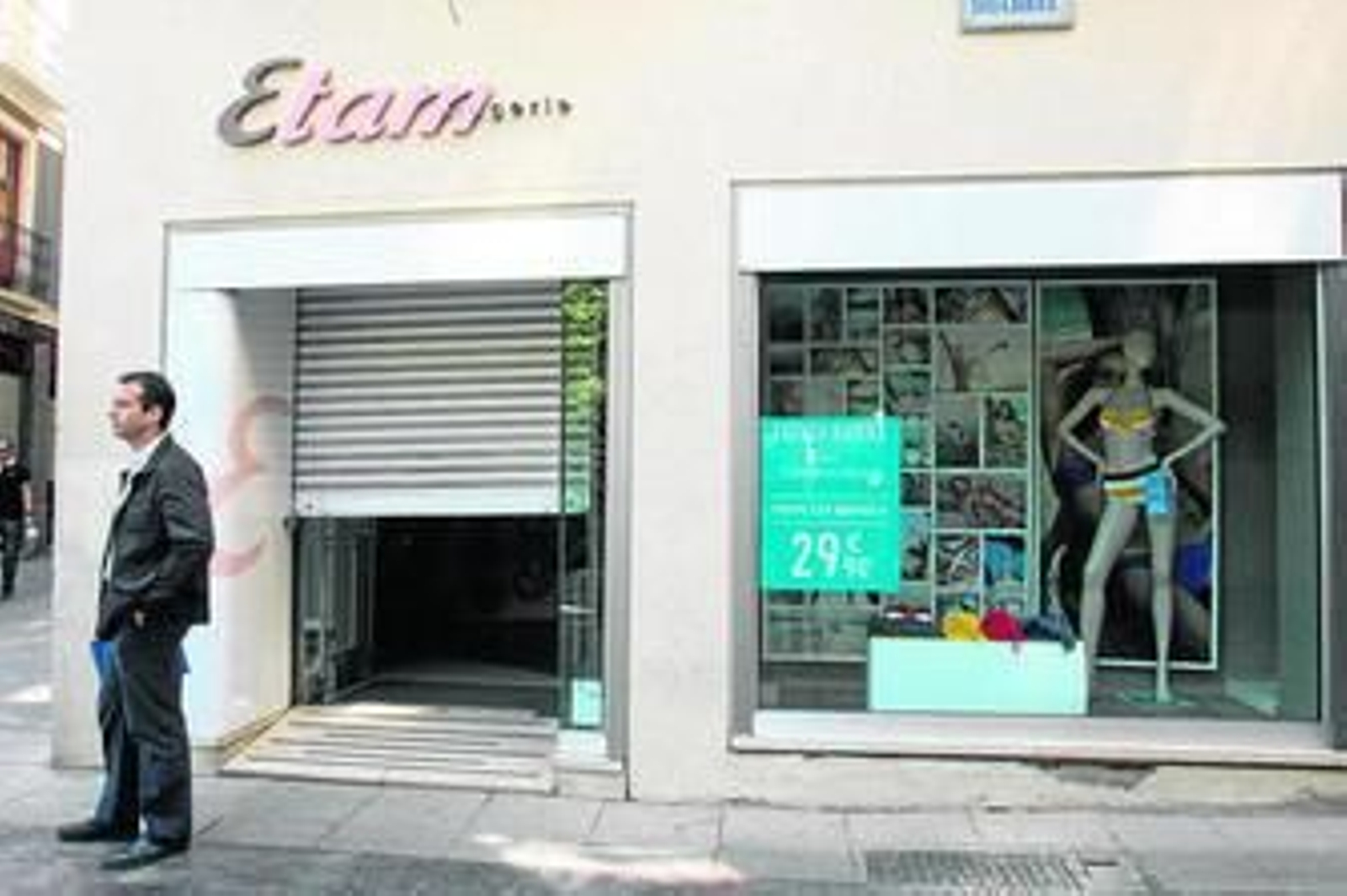 Algunos negocios de Bib-rambla, Zacatín o la Alcaicería no pudieron abrir durante todo el día.