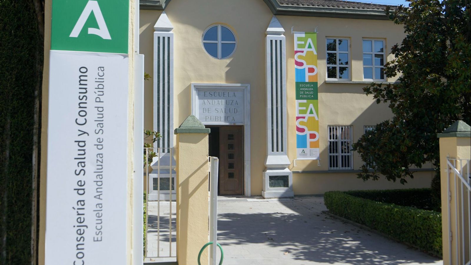 Fachada de la Escuela Andaluza de Salud Pública de Granada