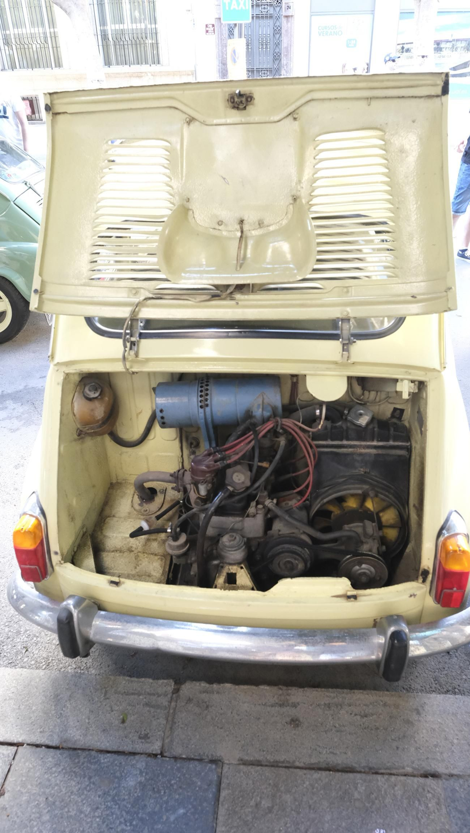 La exposición de Seat 600 y Mini Cooper en la Feria de Almería, en imágenes