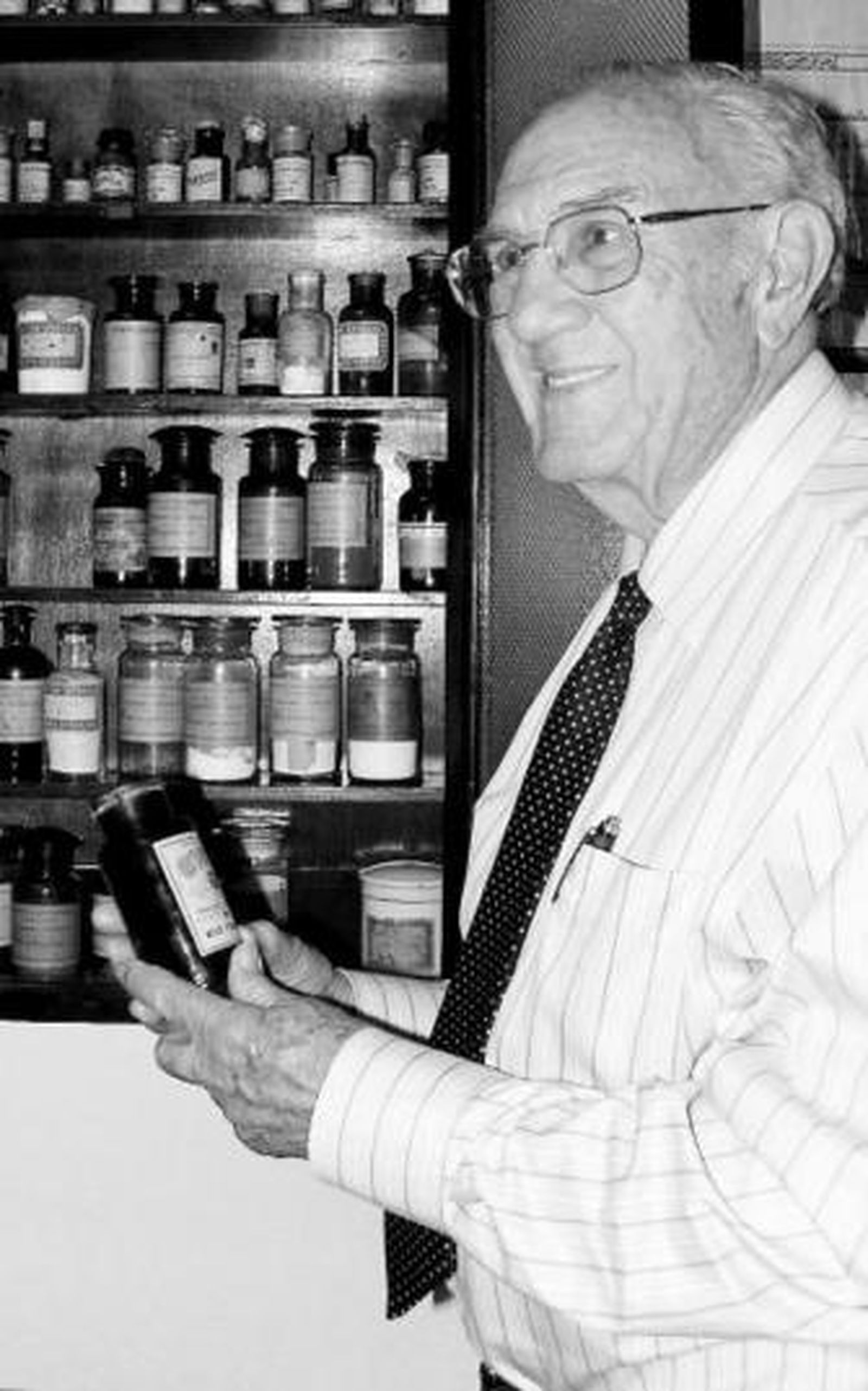 Juan muestra uno de los primeros medicamentos del mercado.