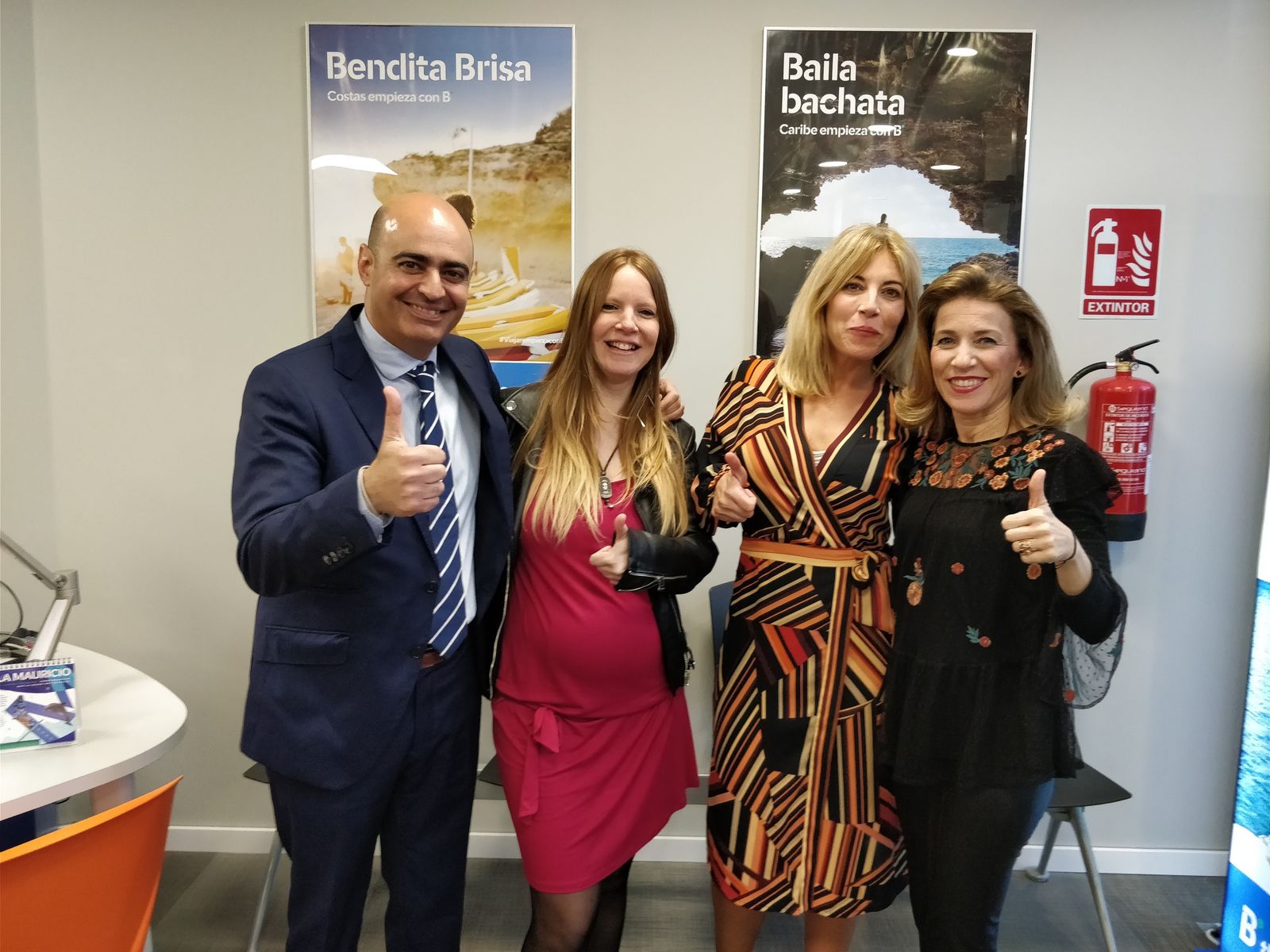 El director de la agencia y las asesoras de viajes