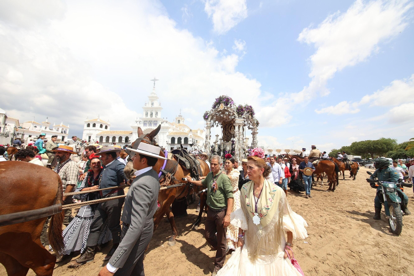La Hermandad del Rocío de Jerez se presenta ante la Virgen