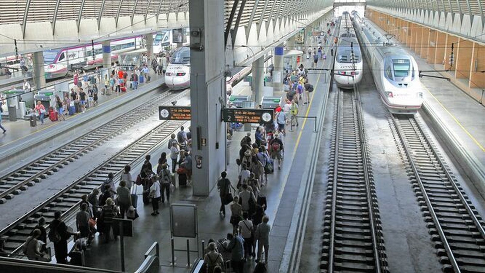 Viajeros en la Estación de Santa Justa en Sevilla