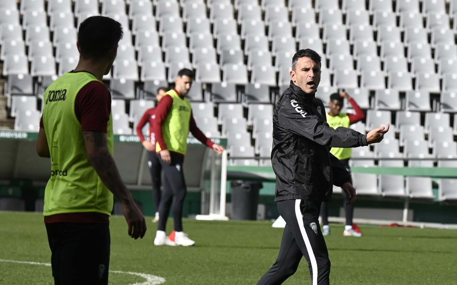 Iván Ania da órdenes durante un entrenamiento.