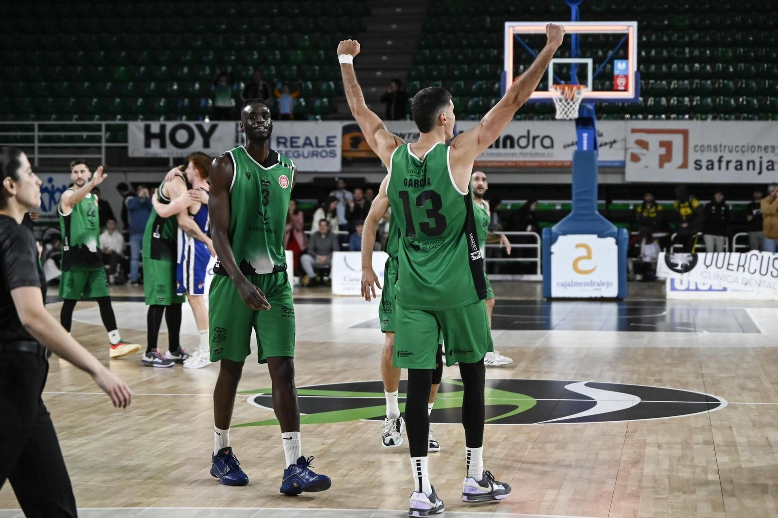 Los jugadores del Cáceres Patrimonio de la Humanidad celebran su clasificación como campeones de conferencia