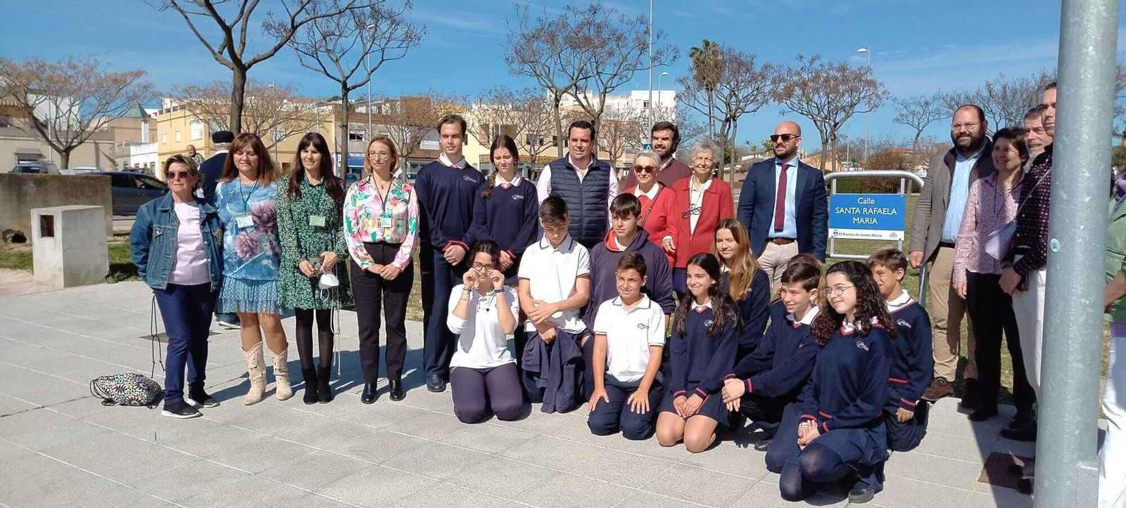 Autoridades, representantes de Las Esclavas y estudiantes, junto al cartel de la nueva calle. Autoridades, representantes de Las Esclavas y estudiantes, junto al cartel de la nueva calle.