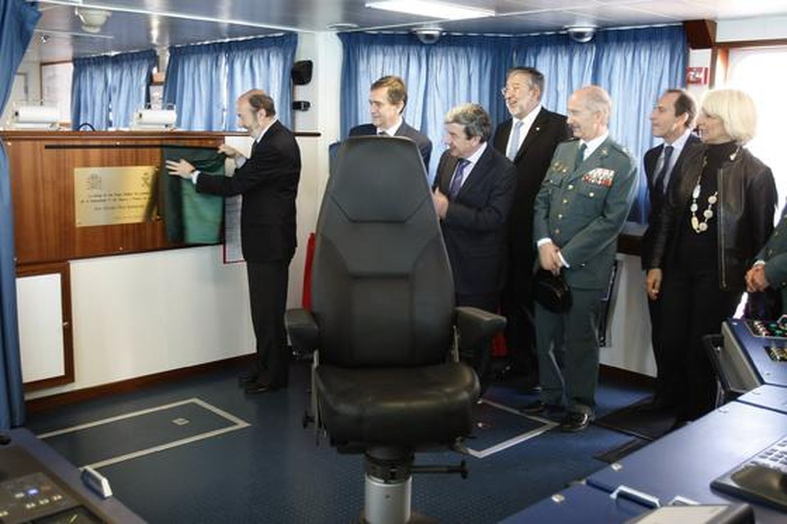 El vicepresidente primero del Gobierno y ministro del Interior, Alfredo Pérez Rubalcaba, ha presentado la patrullera 'Río Segura' "buque insignia" del Servicio Marítimo de la Guardia Civil./José Braza

Foto: Jos?raza