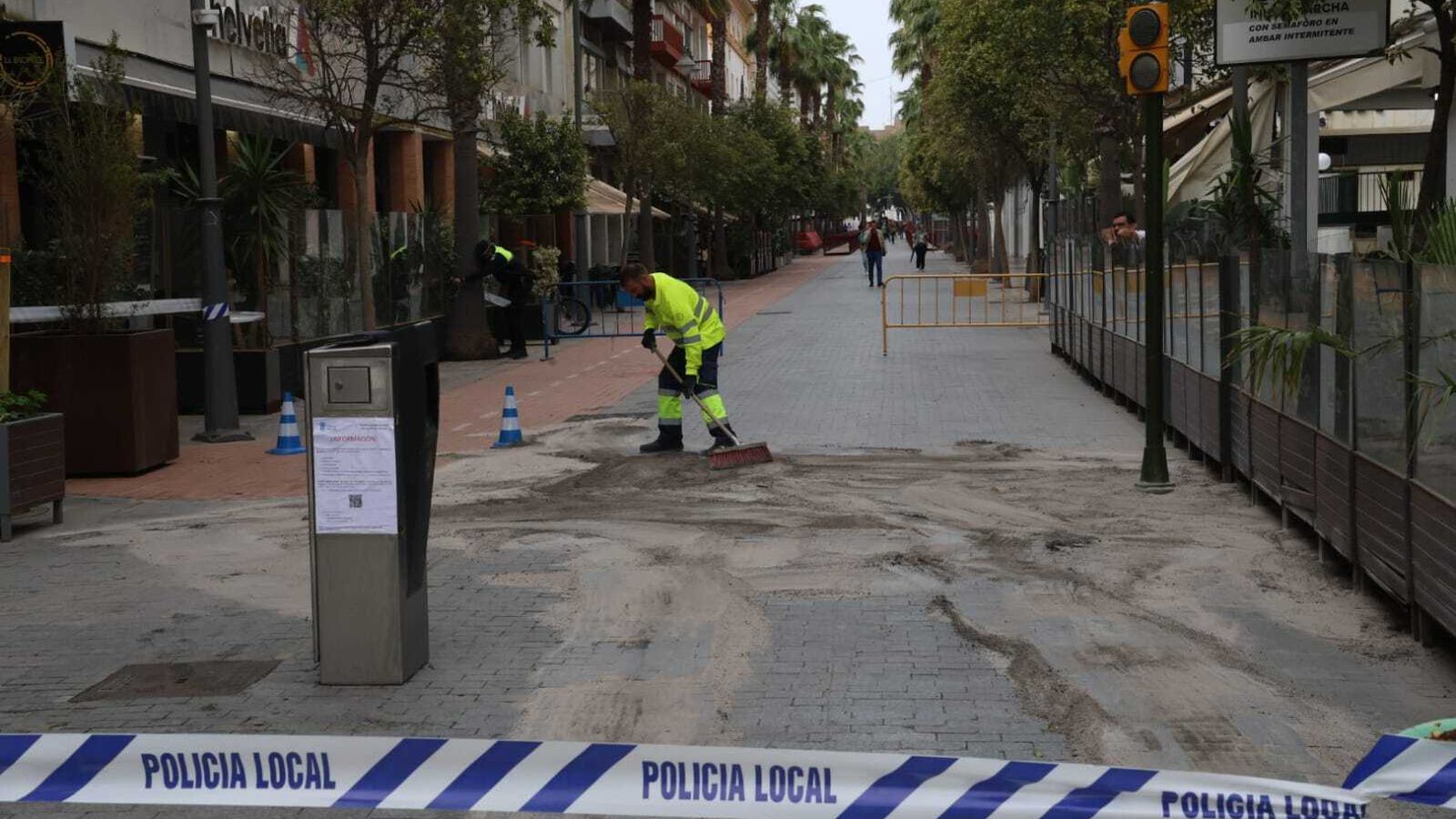 Limpieza tras el accidente del furgón.
