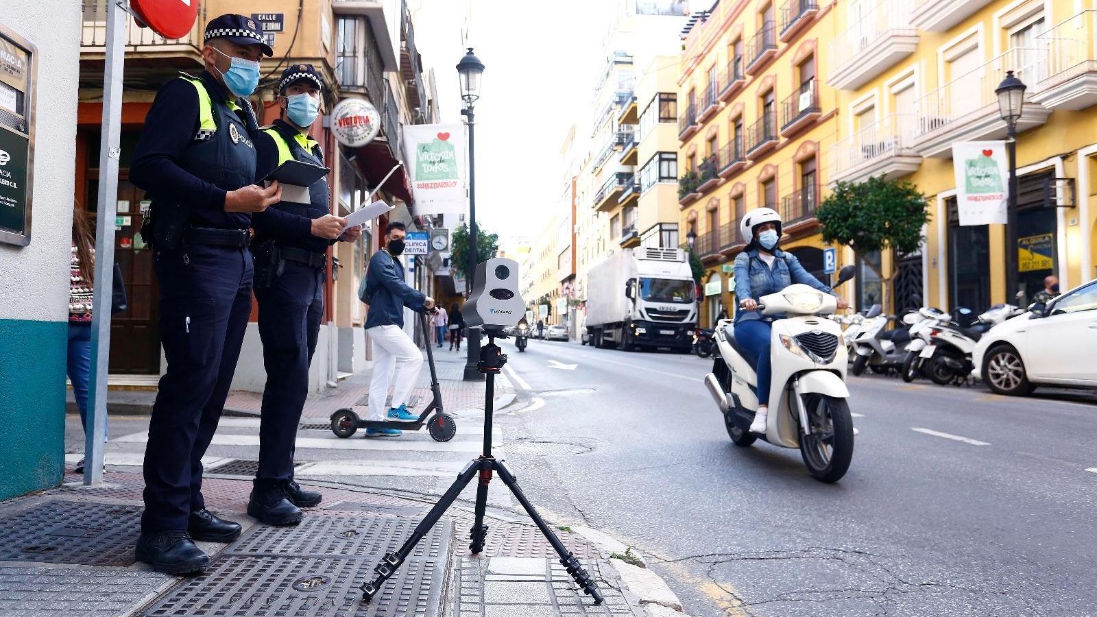 Una motocicleta pasa junto al radar instalado en la calle Victoria.