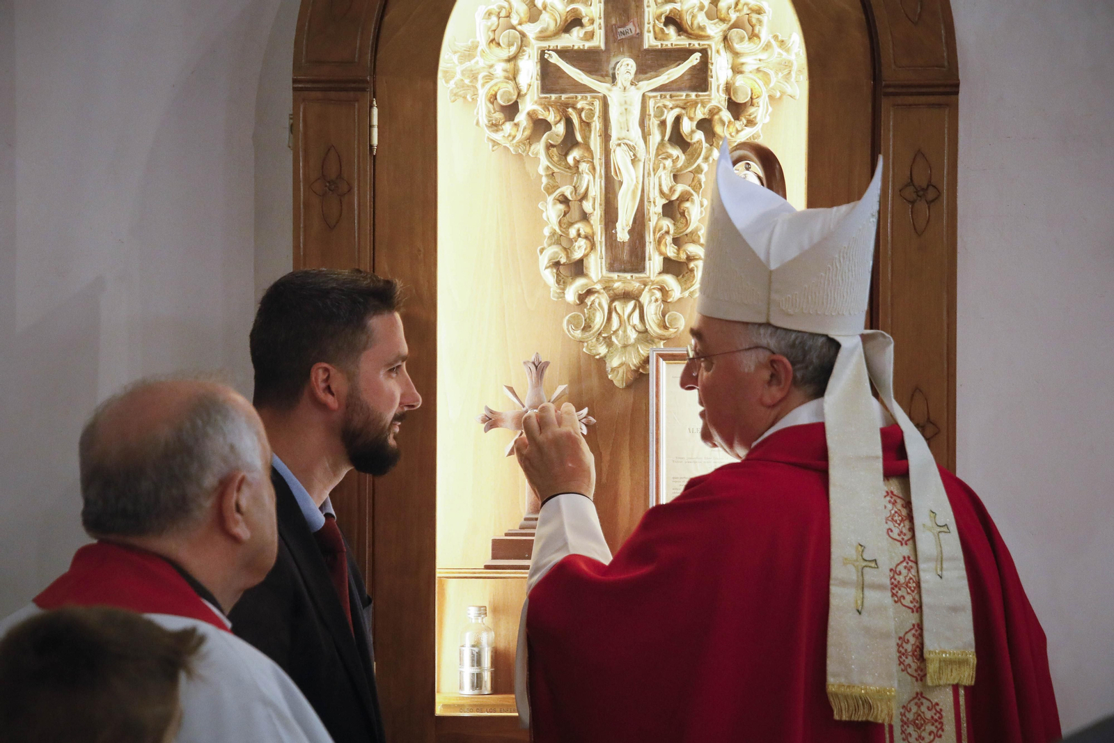 Así fue el Lignum Crucis en la Iglesia San Sebastián, en imágenes