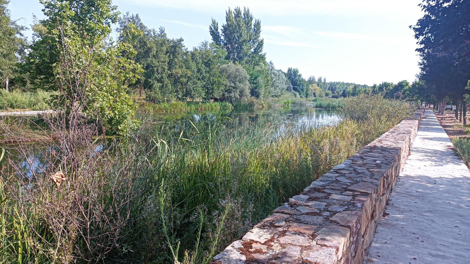En Santa Croya de Tera seguimos un agradable paseo fluvial.