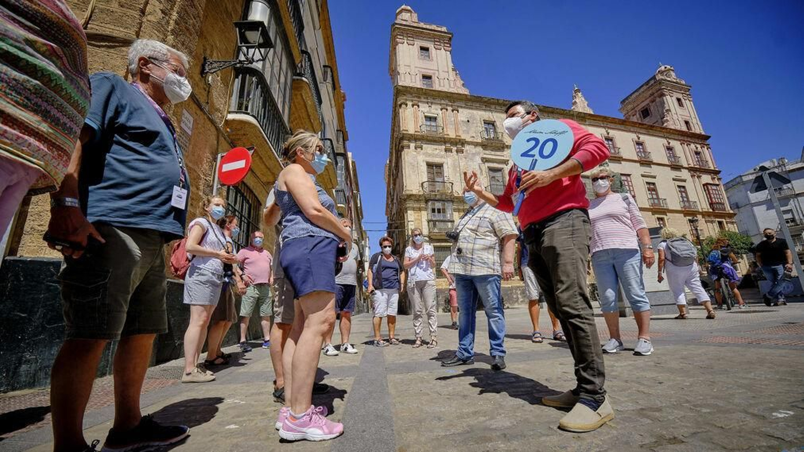 Un guia explica a su grupo de cruceristas las curiosidades e historias de Cádiz, en una imagen de archivo.