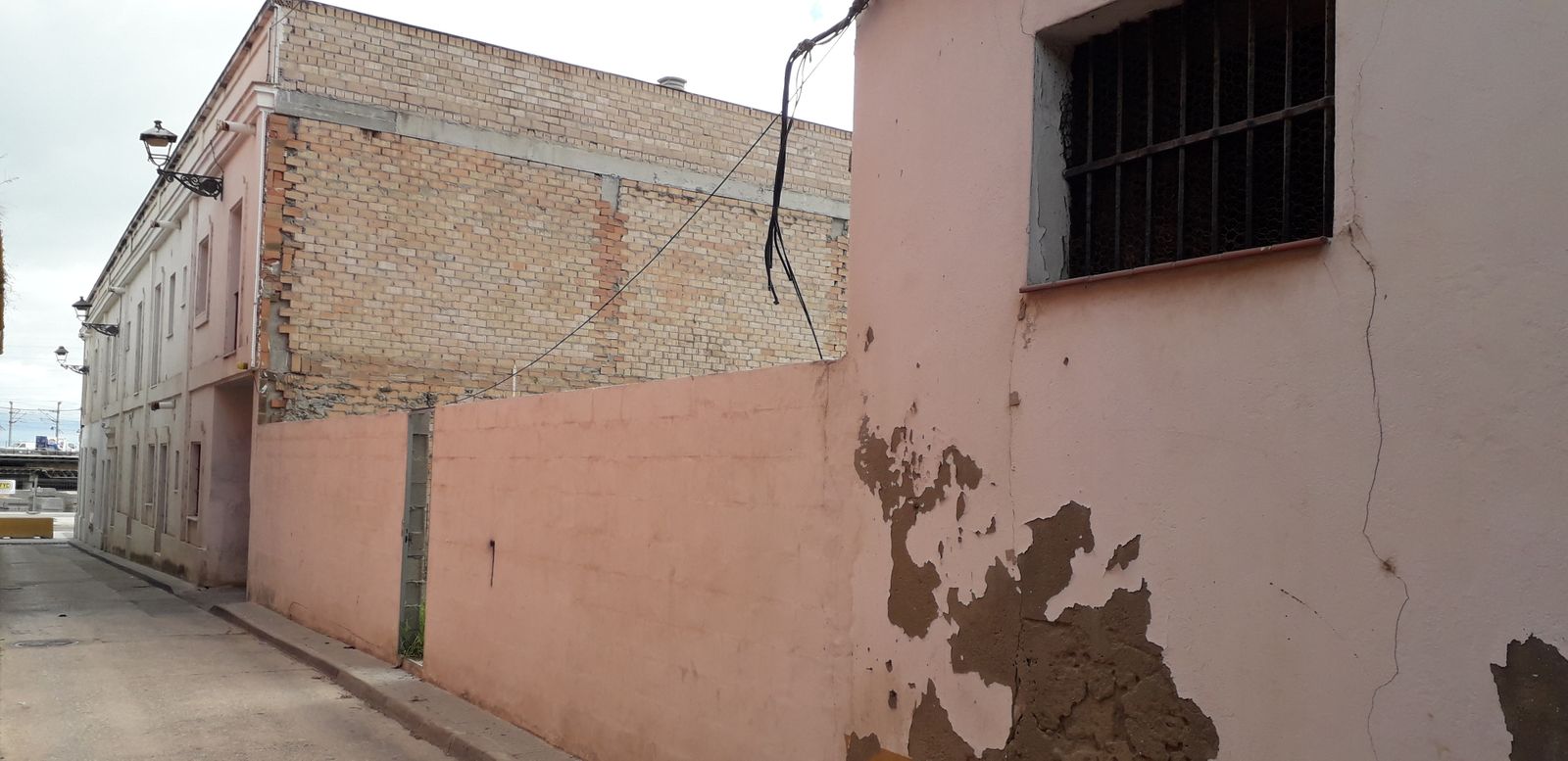 Una imagen del edificio cuyas obras quedaron paralizadas hace años.