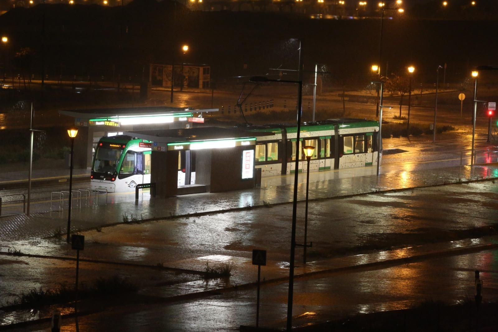 El agua anega las vías del Metro de Málaga. El agua anega las vías del Metro de Málaga.