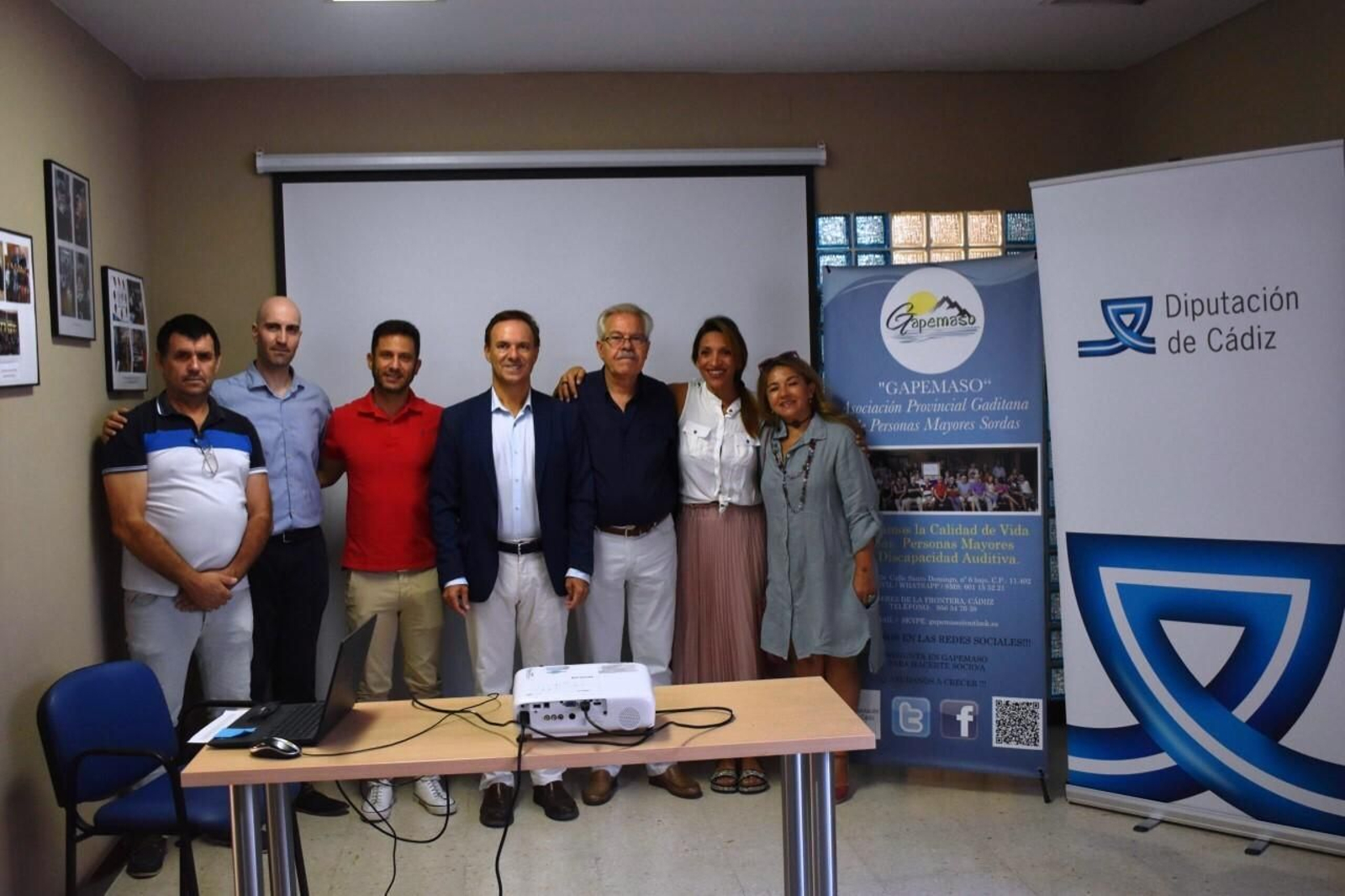 El diputado David de la Encina con los representantes de la asociación.