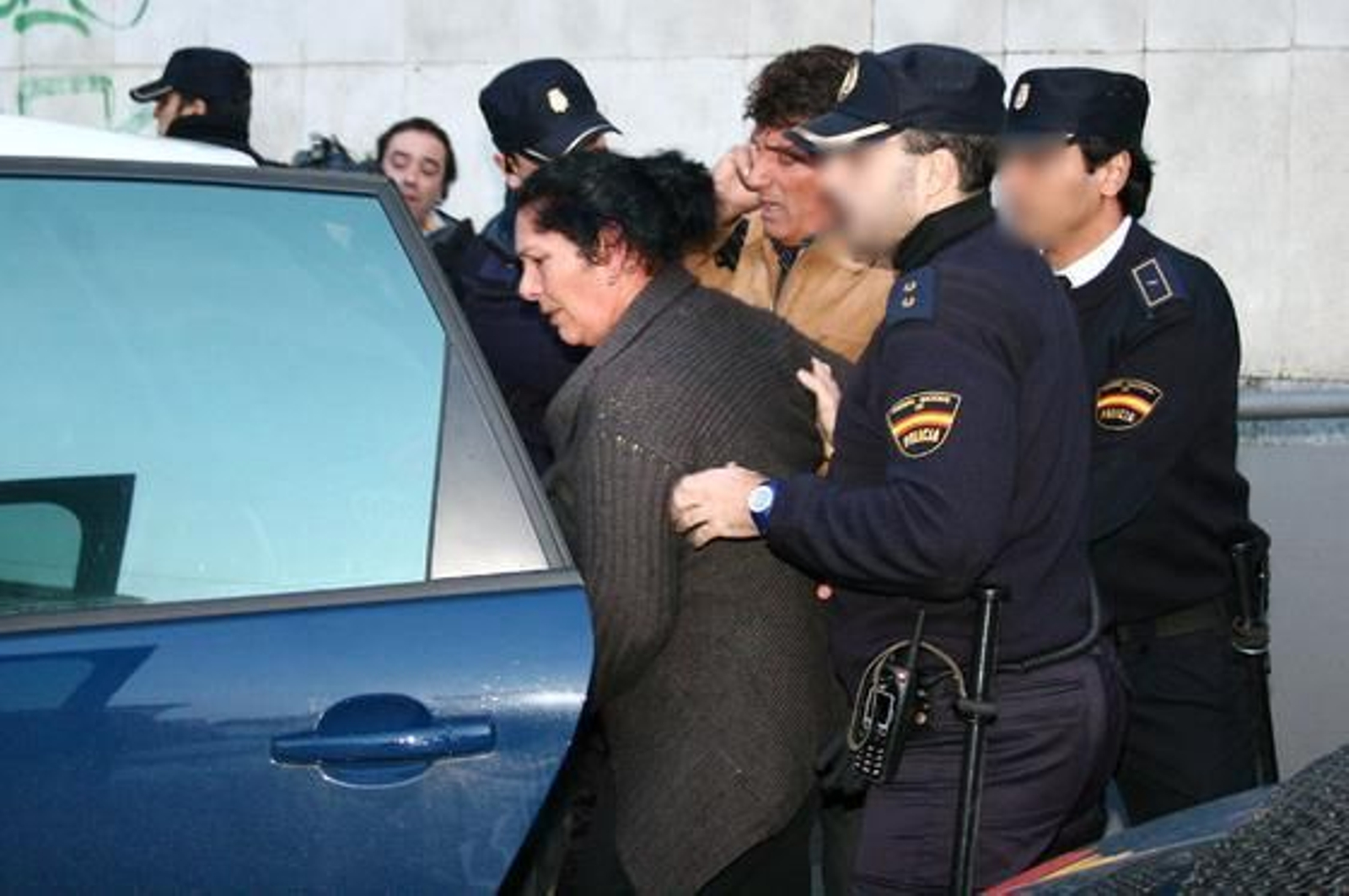 Mariluz, abuela de la niña onubense, es detenida por lanzar un paraguas a un vehículo de la Policía que transportaba a Rosa Del Valle.

Foto: Alberto Dom?uez