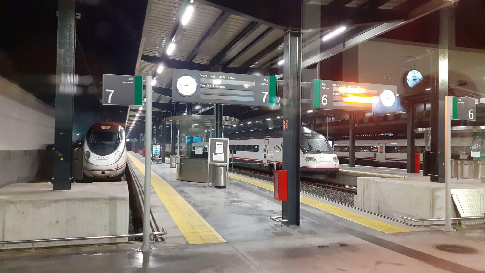 Dos tipos de trenes Avant, el 114 y el 104, de pruebas en Granada