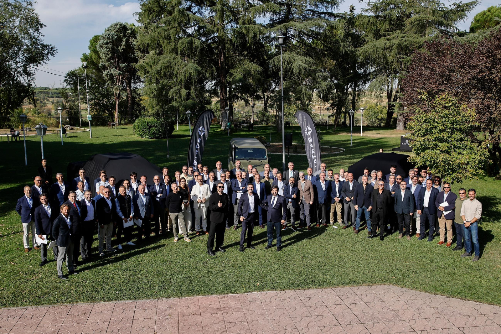 Responsables de la firma con representantes de concesionarios e invitados en el Santana Dealer Day.