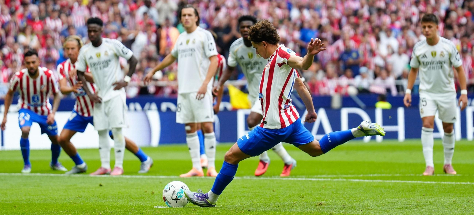 Julián Álvarez transforma el penalti que ponía por delante al Atlético con el 3-2