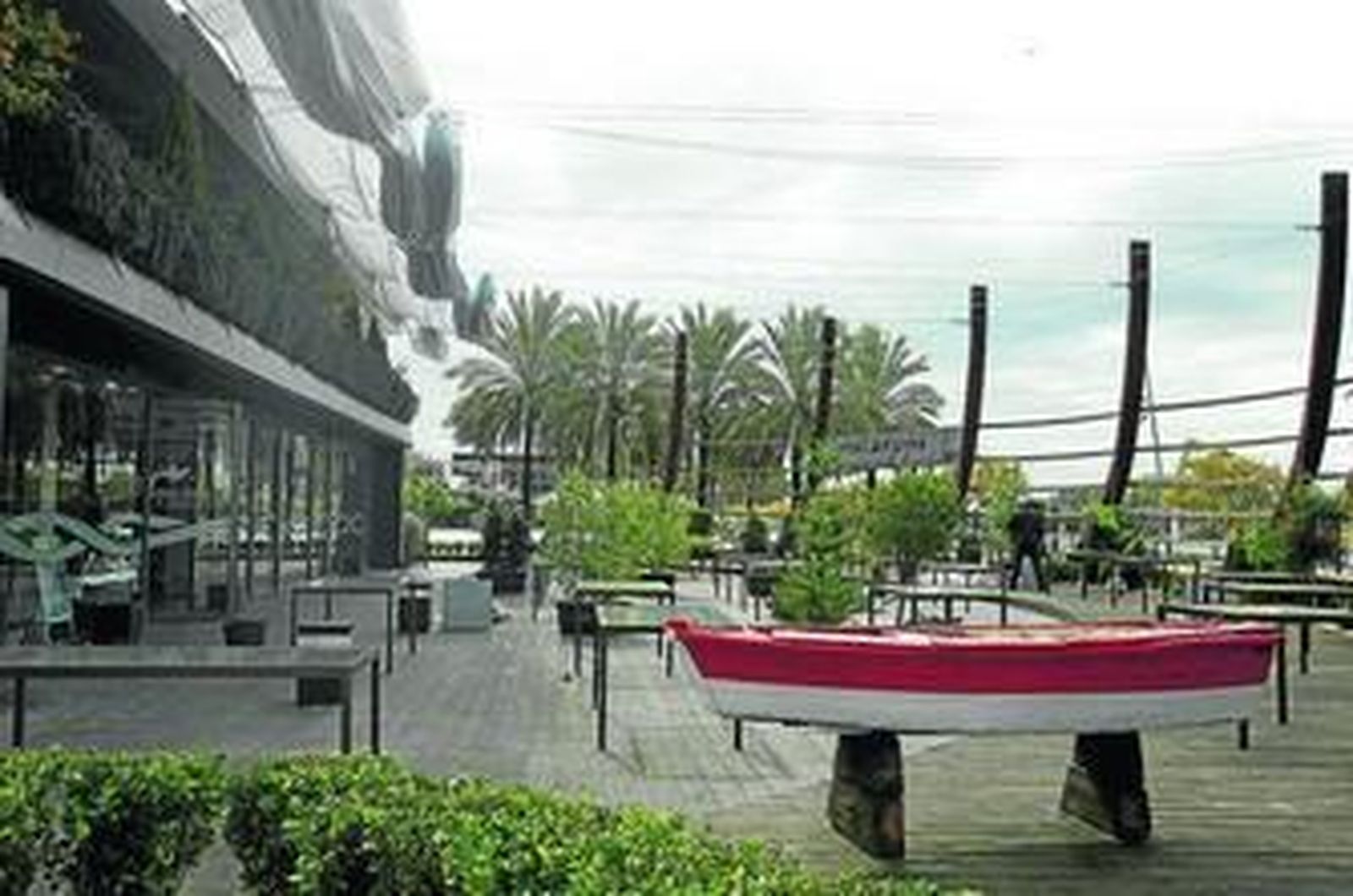 El nuevo restaurante está situado en el Muelle de las Delicias, junto al Puente de los Remedios.