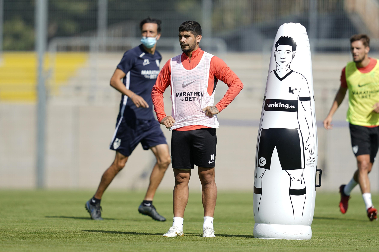 Banega se entrena en Düsseldorf con vistas a la final.
