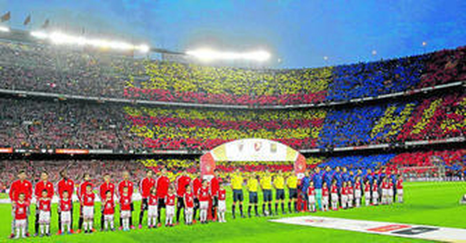 Los jugadores del Barcelona y el Athletic forman en el césped del Camp Nou durante el himno.