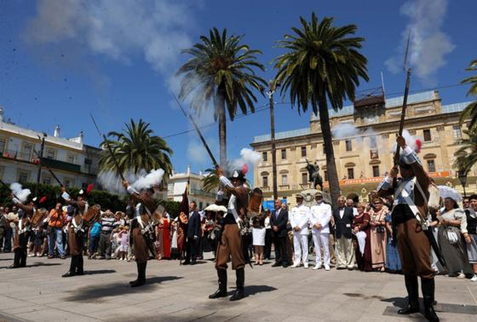 Unas 200 personas participan en el desfile de presentación del pendón de Fernando VII, recuperado para el Diez, ataviados con uniformes históricos.

Foto: Elias Pimentel