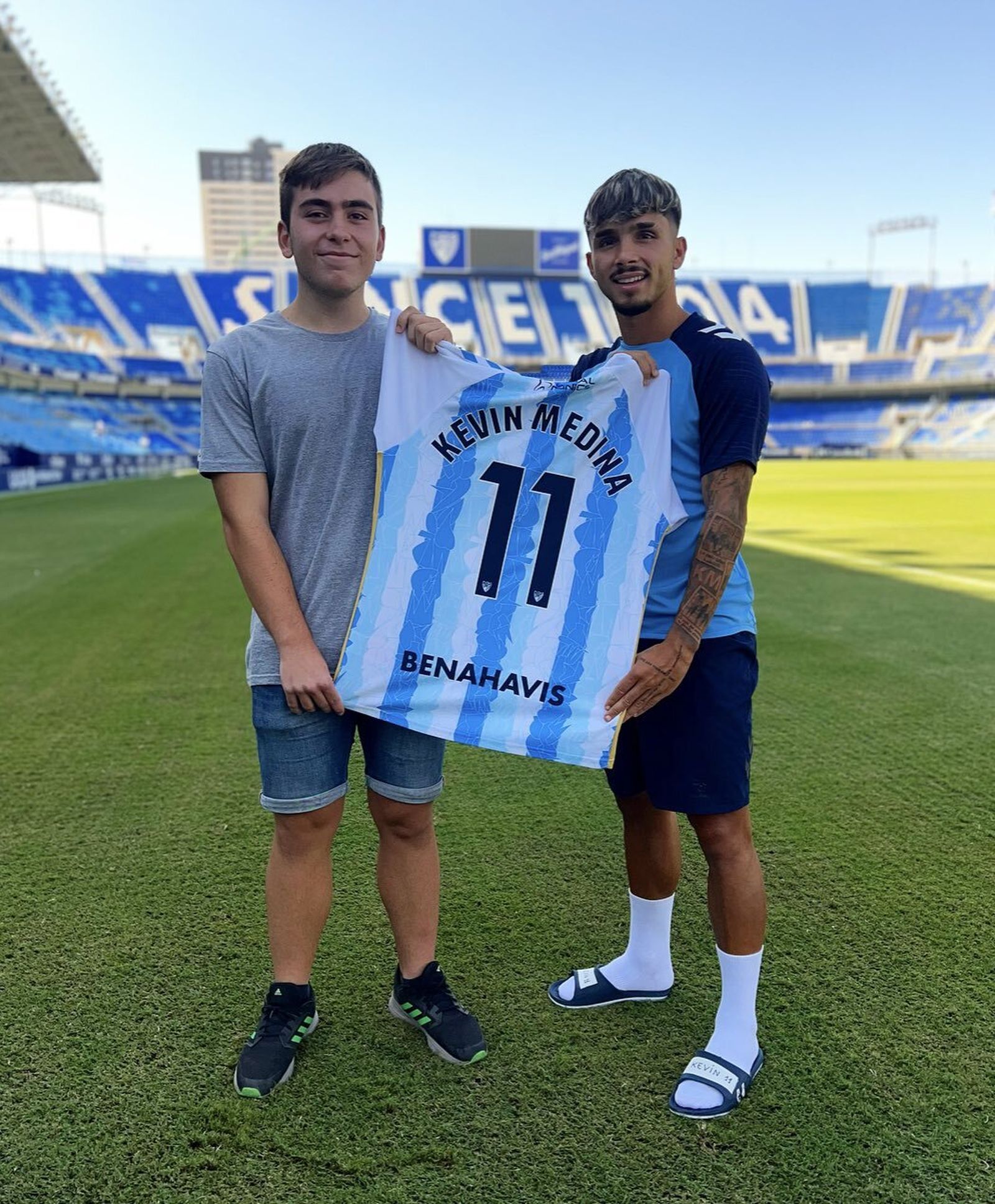 Kevin Medina cumple su promesa y regala su camiseta a su seguidor