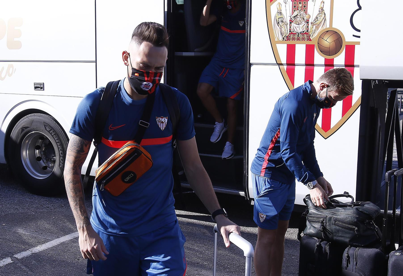 Ocampos y Rakitic, antes de ingresar en la terminal ejecutiva del aeropuerto de San Pablo.