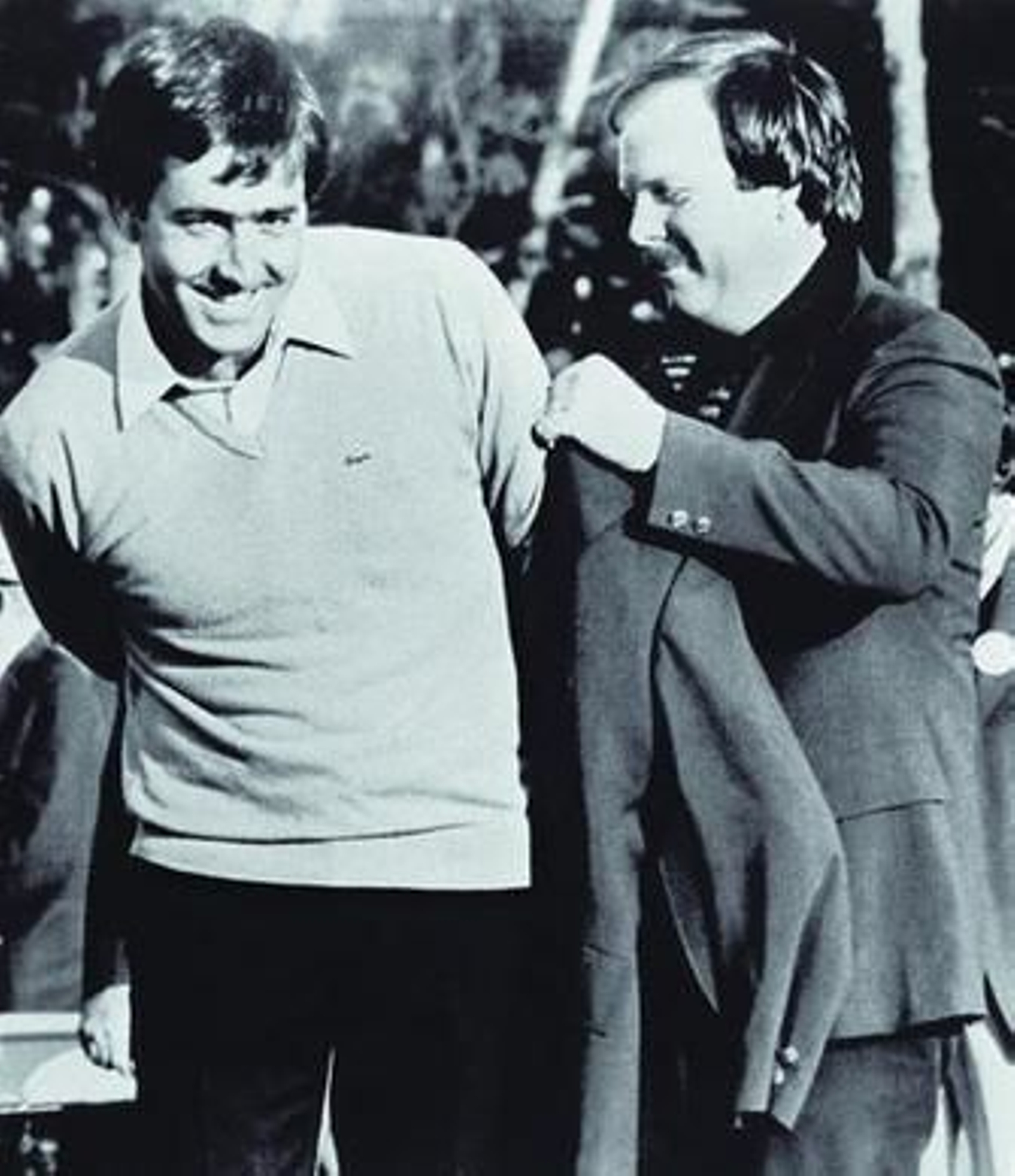Seve Ballesteros recibiendo la chaquete verde del campeón anterior, Craig Stadler.