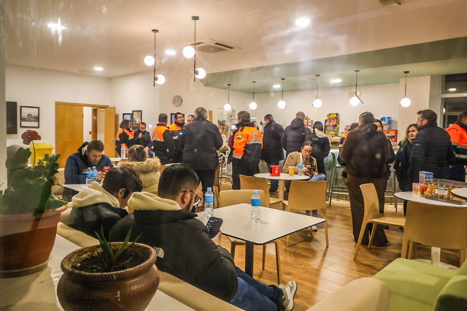 Imágenes en el Hogar del Pensionista de Adamuz en el que los familiares recibieron ayuda e información