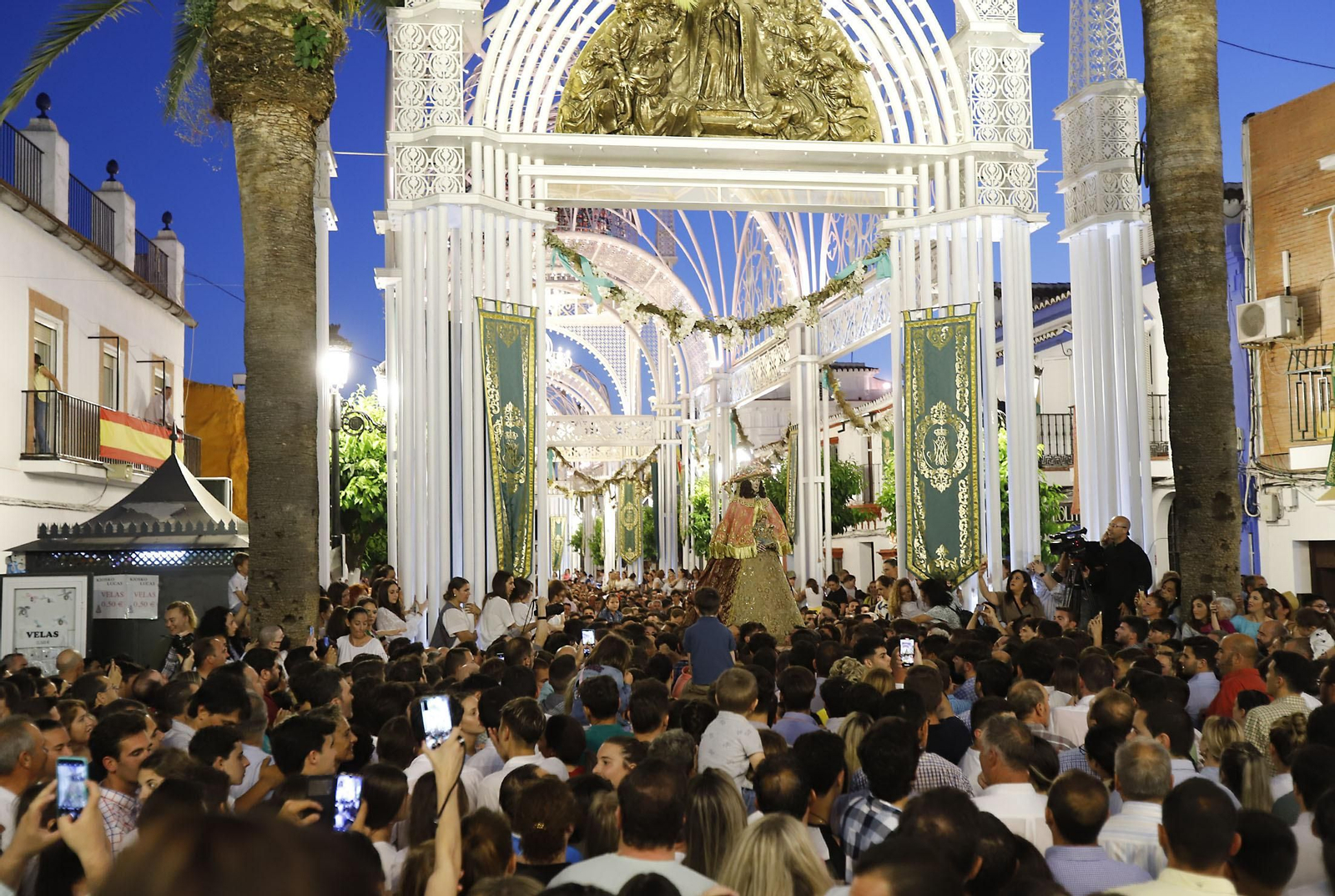 La Virgen del Rocío recorre las calles de Almonte hacia el Chaparral para el inicio del Camino de los Llanos