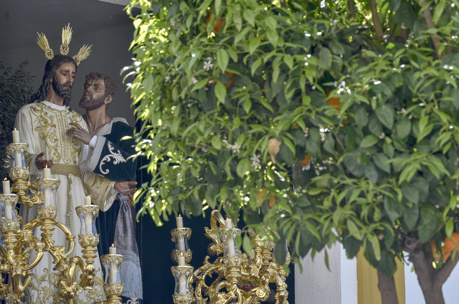 El Señor de la Redención saliendo de la iglesia de Santiago.